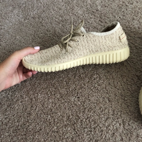 Tennis shoes - Picture 3 of 4